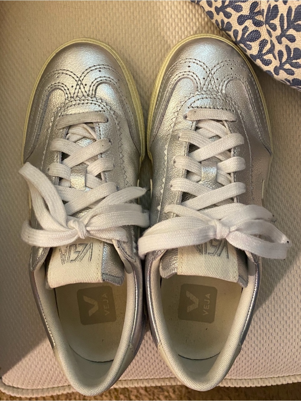 Veja Size 6 Sneakers - Picture 3 of 9